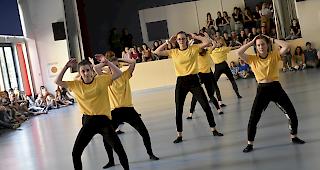 Sch&uuml;lerinnen und Sch&uuml;ler von A+O Tanz in der OMS-Turnhalle in Brig. 