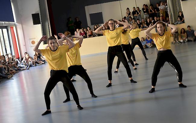 Schülerinnen und Schüler von A+O Tanz in der OMS-Turnhalle in Brig. 