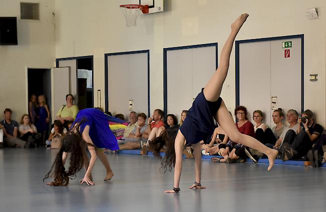 Schülerinnen und Schüler von A+O Tanz in der OMS-Turnhalle in Brig. 