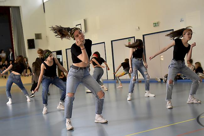 Schülerinnen und Schüler von A+O Tanz in der OMS-Turnhalle in Brig. 