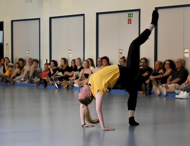 Schülerinnen und Schüler von A+O Tanz in der OMS-Turnhalle in Brig. 