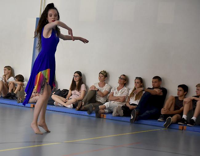 Schülerinnen und Schüler von A+O Tanz in der OMS-Turnhalle in Brig. 