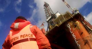 Greenpeace-Aktion auf einer &Ouml;lplattform vor der K&uuml;ste der schottischen Stadt Inverness. 