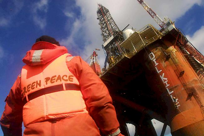 Greenpeace-Aktion auf einer Ölplattform vor der Küste der schottischen Stadt Inverness.