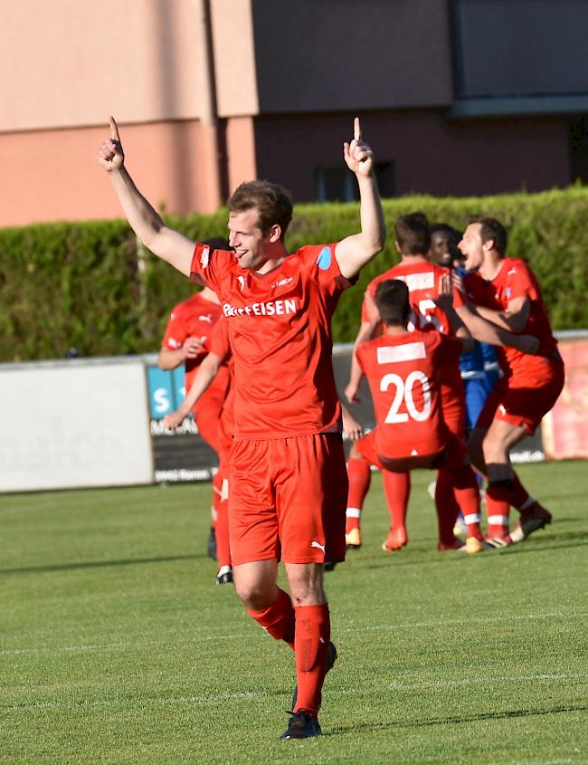 Die Rettung. Tobias Ruffiner und seine Teamkollegen (hinten) jubeln, der FC Raron bleibt in der 2. Liga.