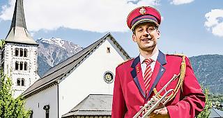 Musizierender Kirchendiener. Pastoralassistent &shy;Jonas Amherd ist seit vergangenem Jahr verheiratet.