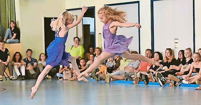 Höhenflug. Sprungkraft war bei diesen jungen Tänzerinnen angesagt.Fotos WB