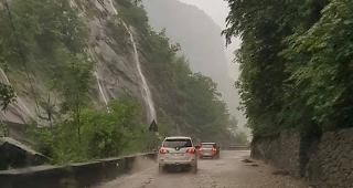 Heftige Gewitter. Strasse am Simplon gestern Montag.