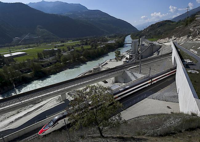 Ausbauschritt 2035: Züge von Bern ins Wallis sollen künftig halbstündlich verkehren und alle Güterzüge sollen durch den Basistunnel fahren können.