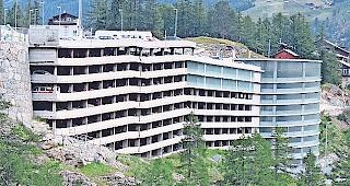 Ein Teil des Parkhauses von Saas-Fee &shy; (ganz links) muss saniert werden.