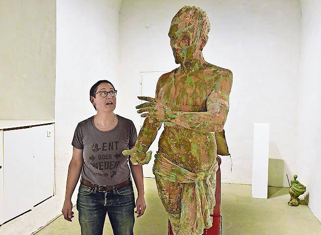 Narziss. Maya Graber neben ihrer Skulptur Narziss in der KVO-Galerie «zur Matze»: Diese Figur drängte sich auf, sagt sie. Foto wb