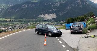 Bei einer Kollision mit einem Personenwagen ist am Dienstag auf einer Bergstrasse bei Ayent ein Radfahrer schwer verletzt worden.