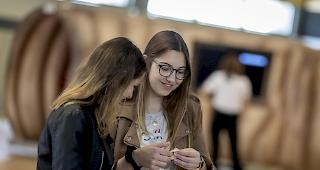 Verschiedene Klassen aus dem Gesundheitsbereich besuchen den Pr&auml;ventionsanlass. 