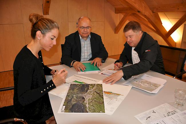 Keine Auszonungen. Deborah Eggel, Niklaus Furger und Philipp Teysseire (von links) haben gute Neuigkeiten für Baulandbesitzer in Visp.