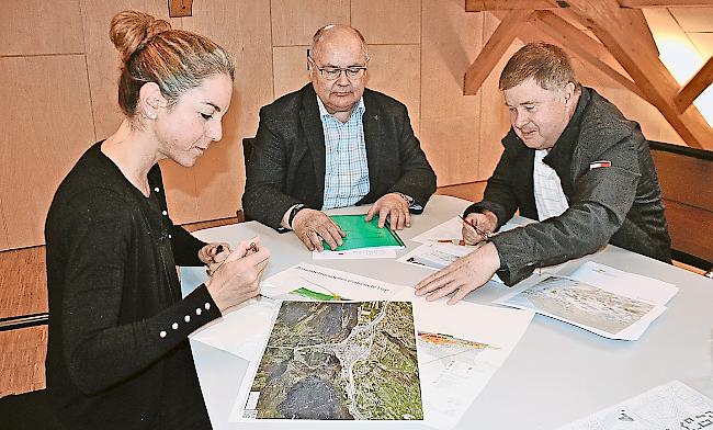Keine Auszonungen. Deborah Eggel, Niklaus Furger und Philipp Teysseire (von links) haben gute Neuigkeiten für Baulandbesitzer in Visp.Foto wb