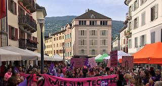 Die Oberwalliser Fraktion vor dem Grossratsgeb&auml;ude in Sitten.