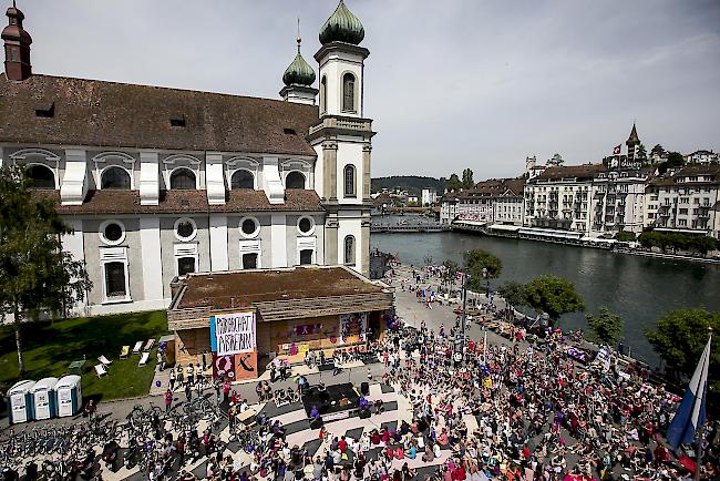 Frauen streiken heute am schweizweiten Frauenstreik in Luzern.