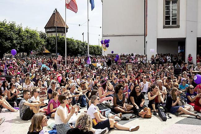 Frauen streiken heute am schweizweiten Frauenstreik in Luzern.