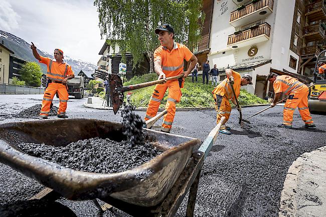 Ökologischer und langlebiger. Zermatt erhofft sich viel vom gestern verbauten Kunststoff-Asphalt.