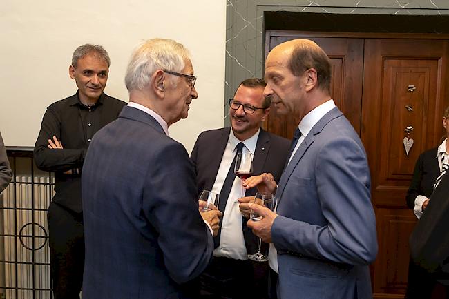 Ständerat Beat Rieder im Gespräch mit Ex-Raiffeisen-Chef Felix Walker (links) und Nationalrat Philipp Matthias Bregy (mitte).