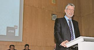 Feierliche GV. Pr&auml;sident Alain M&eacute;trailler w&uuml;rdigte die vergangenen hundert Jahre und blickte in die Zukunft. Im Hintergrund die beiden Oberwalliser Vorstandsmitglieder Raoul Zengaffinen (Vizepr&auml;sident, links) und Manfred Schmid.