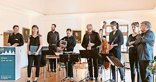 Erfreut. Erhard Salzmann, Vorsitzender der Bankleitung (ganz links), bedankt sich beim Ensemble Apartig.