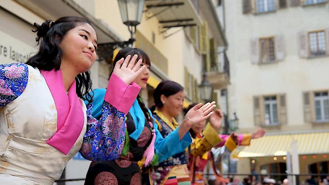 Tibetische Tänzerinnen am Fest der Kulturen in Visp