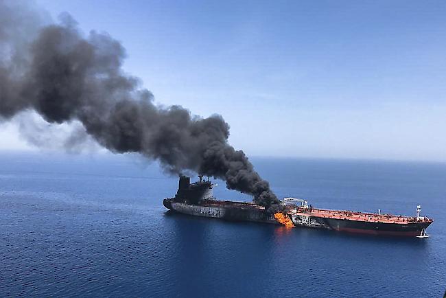 Ein Öltanker brennt am Donnerstag 13. Juni 2019 im Golf von Oman.
