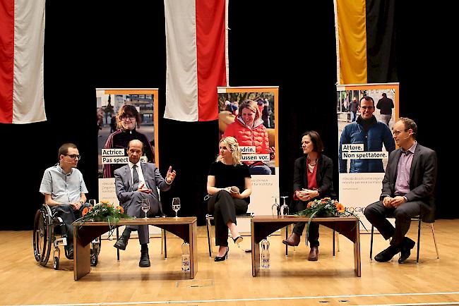 <b>Podiumsdiskussion.</b> Unter der Leitung von Anna-Lisa Achtermann diskutierten (vnlr): Bernd Zumoberhaus, Beat Rieder, Esther Waeber-Kalbermatten und Alex Fischer.