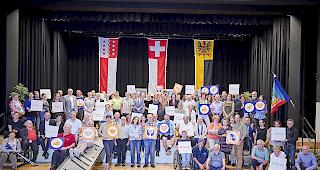 <b>Procap Delegiertenversammlung.</b> Nach dem Podiumsgespr&auml;ch posierten die Diskussionsteilnehmer und alle Anwesenden f&uuml;r ein Gruppenbild.