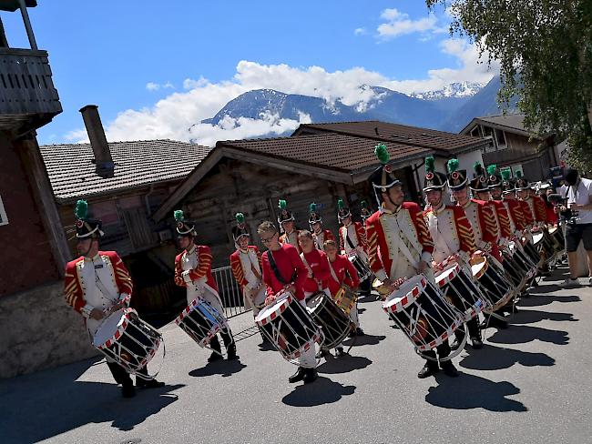 Die Tambouren «Edelweiss» des Gastgebers Erschmatt führen den Umzug am Sonntag an.