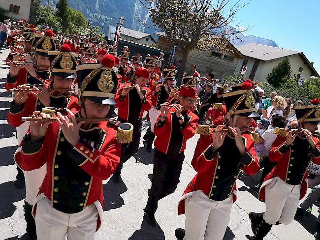 Impressionen vom Umzug am Oberwalliser Tambouren- und Pfeiferfest in Erschmatt.