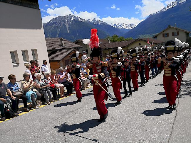 Impressionen vom Umzug am Oberwalliser Tambouren- und Pfeiferfest in Erschmatt.