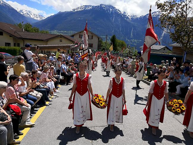 Impressionen vom Umzug am Oberwalliser Tambouren- und Pfeiferfest in Erschmatt.