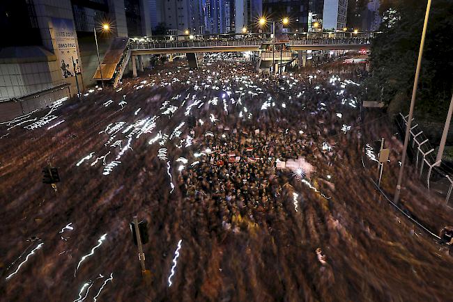Zehntausende Menschen protestieren am Wochenende in Hongkong.