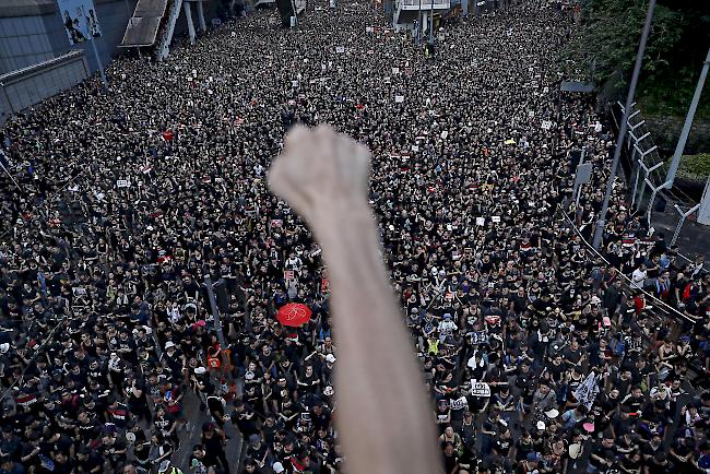 Zehntausende Menschen protestieren am Wochenende in Hongkong.