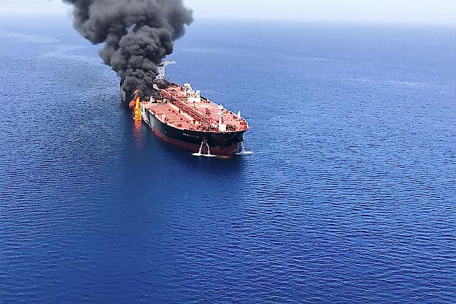 Irans Parlamentspräsident Ali Laridschani: "Es scheint, dass die verdächtigen Handlungen auf den Tankern im Golf von Oman die Wirtschaftssanktionen (der USA gegen den Iran) vervollständigen, denn sie (die USA) haben keinerlei Resultate mit diesen Sanktionen erzielt."