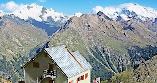 Weitsicht. Blick von der Weisshorn-H&uuml;tte (2932 m&thinsp;&uuml;.&thinsp;M.) auf die Mischabelgruppe mit dem Dom (4545 m&thinsp;&uuml;.&thinsp;M.), dem h&ouml;chsten Berg der Schweiz.