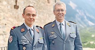 Miliz und Berufsoffizier. Vereinspr&auml;sident Diego Heinen (links) mit dem Chef des Armeestabes Claude Meier. 