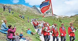 In Schneen&auml;he. Die gastgebende &laquo;Bettmeralp&raquo;, Betten, ist auch auf schmalen Strassen marschtauglich.