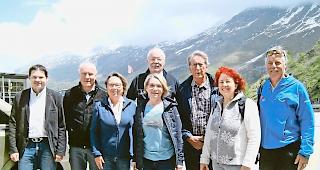 F&uuml;hrungscrew und G&auml;ste. Valrando-Vorstand und seine G&auml;ste. Wanderleiter Heinz Oggier, Direktorin Angelica Brunner, Vorstandsmitglied Pius Rieder, Valrando-Pr&auml;sident Claude Oreiller, H&eacute;r&eacute;mence&shy;Gemeindepr&auml;sidentin Karine Sierro-Masserey, Vorstandsmitglied Ruth Bornet-Studer vom TCS, Grossratspr&auml;sident Gilles Martin und Grossrat Gr&eacute;gory Logean (von rechts).