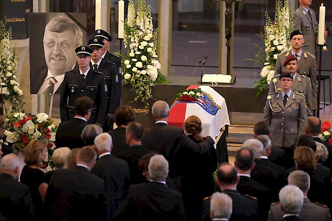 Vergangenen Donnerstag hatte es für den nordhessischen Regierungspräsidenten Walter Lübcke eine Trauerfeier in Kassel gegeben, bei der Polizei und Bundeswehr eine Ehrenwache hielten.
