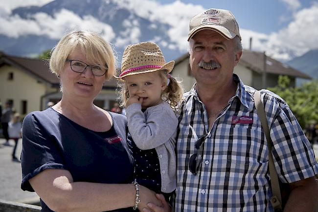 Rosmarie Zeiter (60), Jael Imhof (2) und Thomas Zeiter (60), Brig.