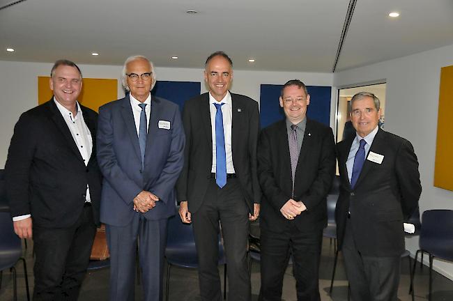 Weihten die Forschungslabors ein: Prof. Dr. Marc Bors (Rektor FernUni), Prof. Dr. Walter Perrig (Vizerektor Forschung FernUni), Staatsrat Christophe Darbellay, Franz Ruppen (Gemeindepräsident Naters) und Wilhelm Schnyder (Präsident FernUni, von links).