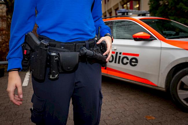 Zwei Männer verübten am Sonntagabend in Conthey ein Raubüberfall auf die Bäckerei/Team Room Zenhäusern. Die Täter sind noch flüchtig. (Symbolbild)