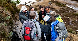 Interessiert lauscht die kleine Gruppe ihrem Leiter Laudo Albrecht.