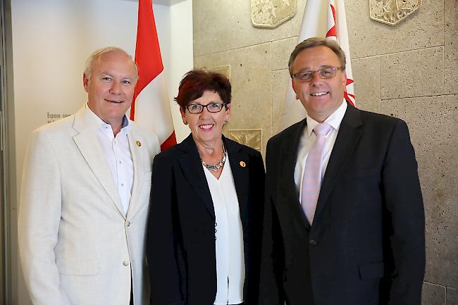 Der aktuelle Grossratspräsident Gilles Martin (l.) und Staatsratspräsident Roberto Schmidt bedankten sich am Dienstag in Sitten bei Anne-Marie Sauthier-Luyet, der scheidenden Präsidentin des Grossen Rates, für ihr Engagement.