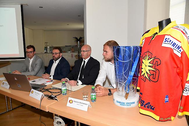 Ausblick auf die neue Saison. Präsident Alain Bonnet, Sportchef Christophe Fellay, Trainer Dany Gelinas und Maxime Montandon (Spieler) anlässlich einer Medienkonferenz. (von links)