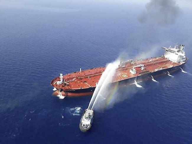 Eskalation droht. Bei den schweren Zwischenfällen im Golf von Oman waren am Donnerstag zwei Tanker beschädigt worden.