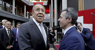 Neubau.&nbsp;Der&nbsp;russische Aussenminister Sergej Lawrow begutachtet gemeinsam mit Bundesrat Ignazio Cassis die neue Schweizer Botschaft in Moskau.